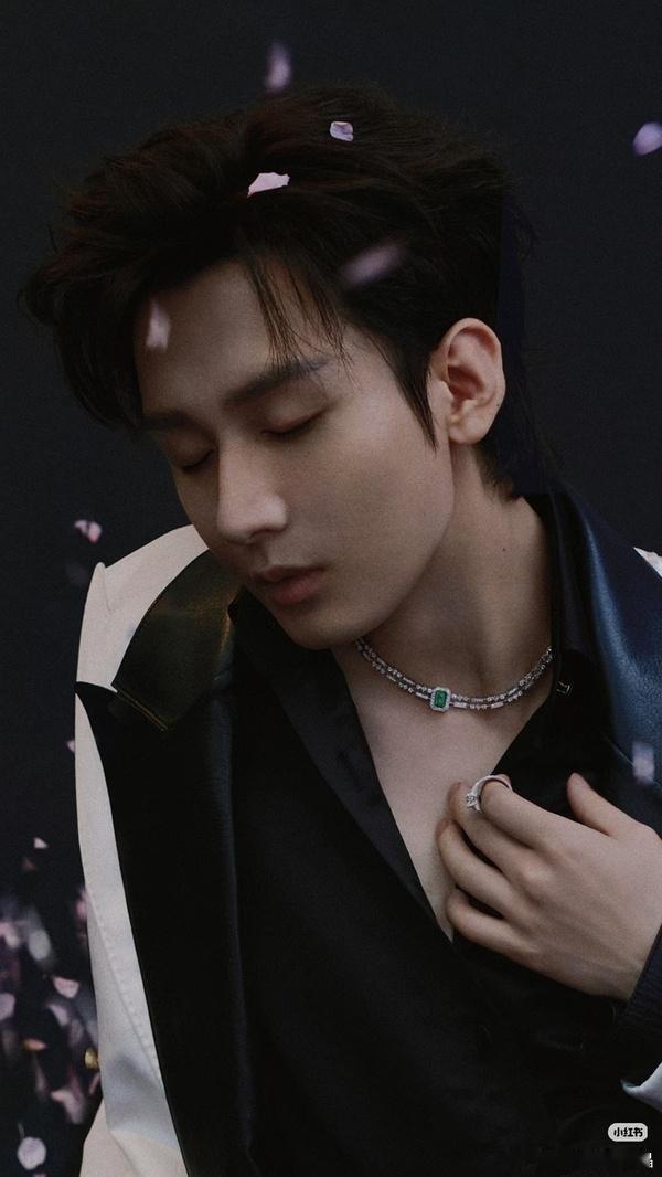 他粉丝管这个叫活色生香。。。。这不是自嬷吗？ 