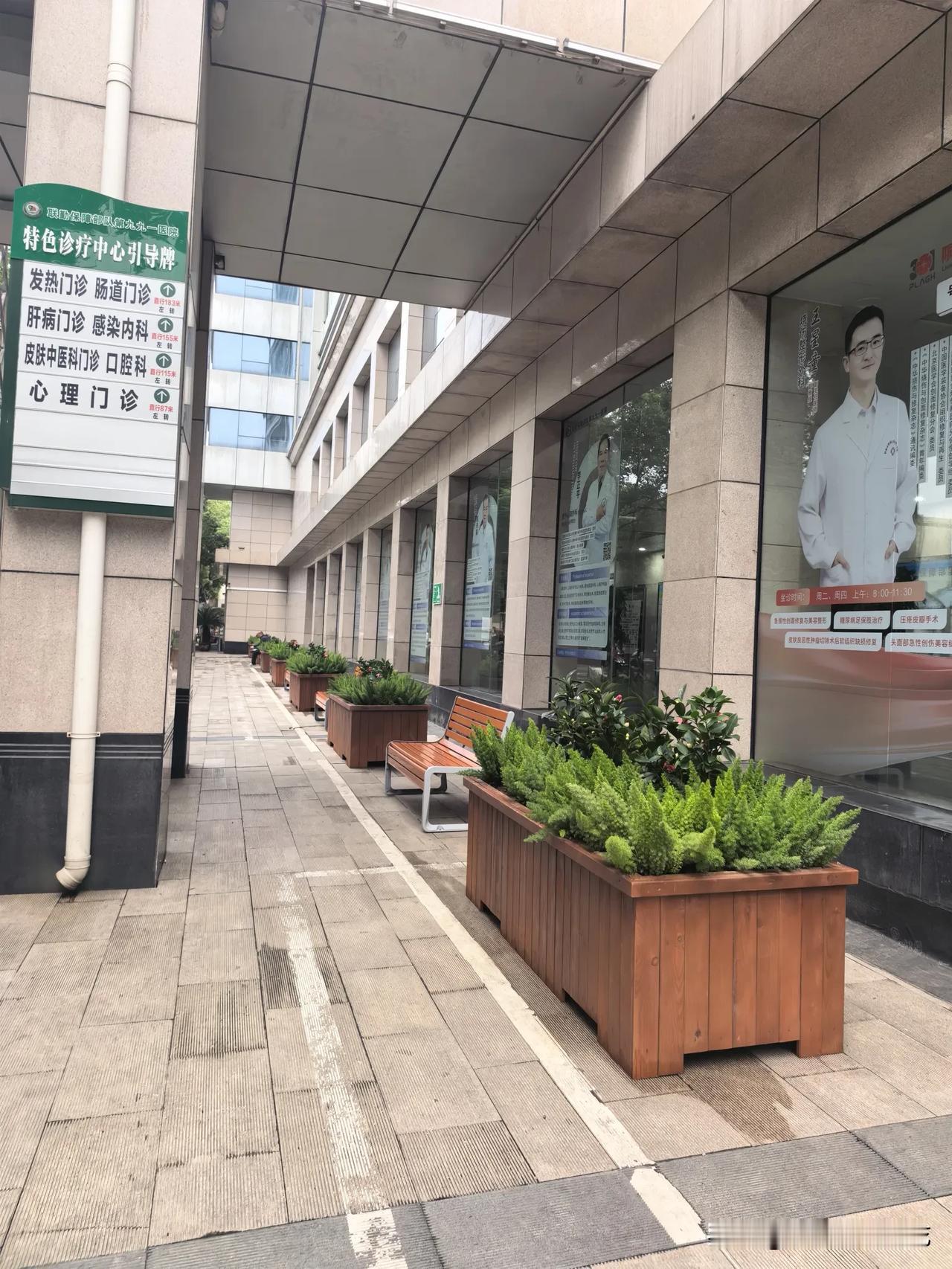 如今医院的基础设施越来越贴心了。以前第991医院这片区域总是停满了车，拥挤又嘈杂