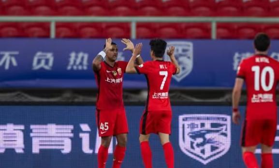 武磊深夜社媒发文引爆足坛！2025年历经两次膝盖手术、参赛寥寥，却见证海港重建期