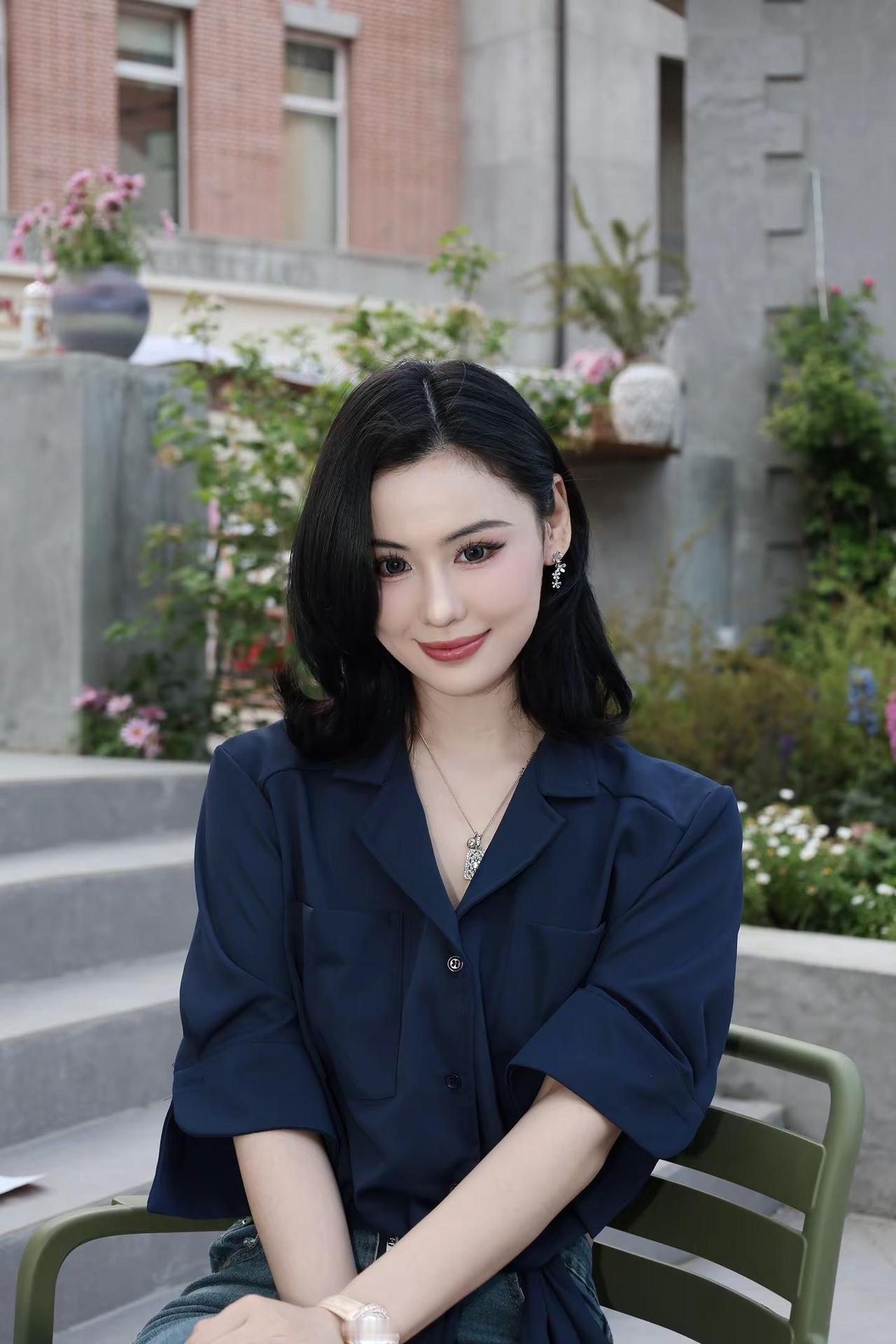 坚定的唯物主义也会在深夜祈求命运高抬贵手气质轻熟风 蓝色衬衫穿搭 淡蓝色衬衫穿搭