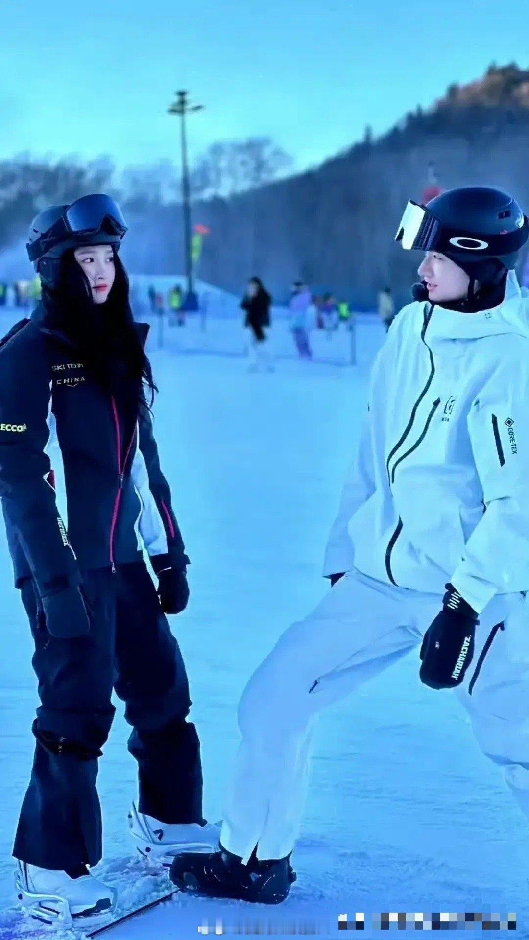 关晓彤林一雪地同框！网友：咋老和别人炒cp，一点不顾及鹿晗感受 