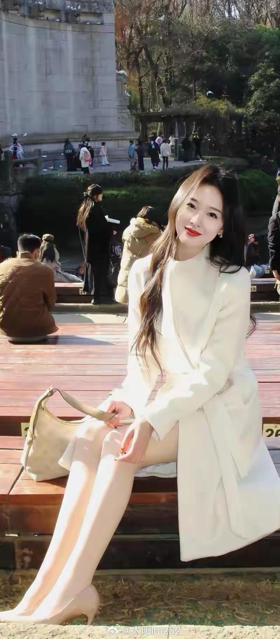 白衣飘飘，春风满面。