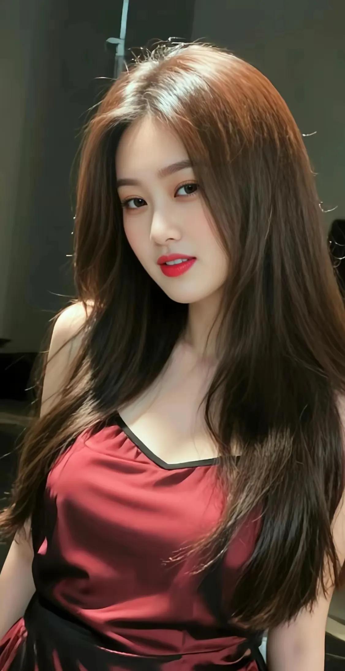 红衣少女，优雅迷人，尽显青春魅力
红裙女郎 红礼服气质美女