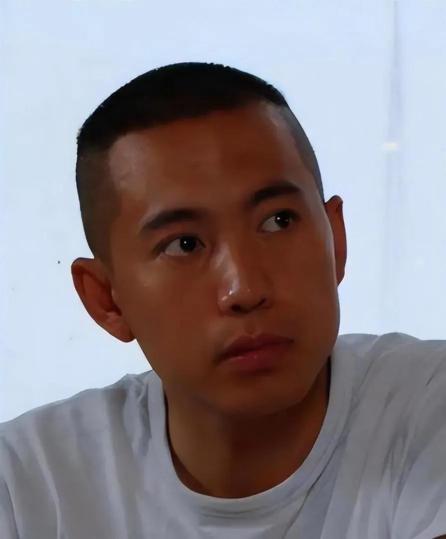 谷智鑫年少便崭露头角，凭借出色演技少年成名，星途一度璀璨。然而命运弄人，35岁时