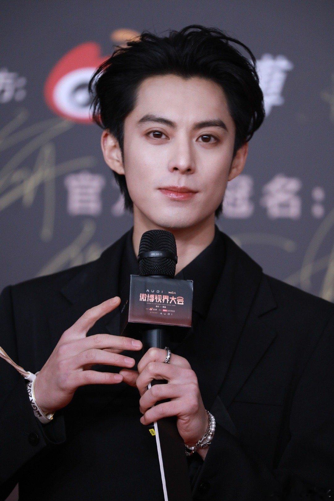 王鹤棣在红毯上空气投篮王鹤棣在红毯空气投篮王鹤棣在红毯上空气投篮王鹤棣红毯空气投