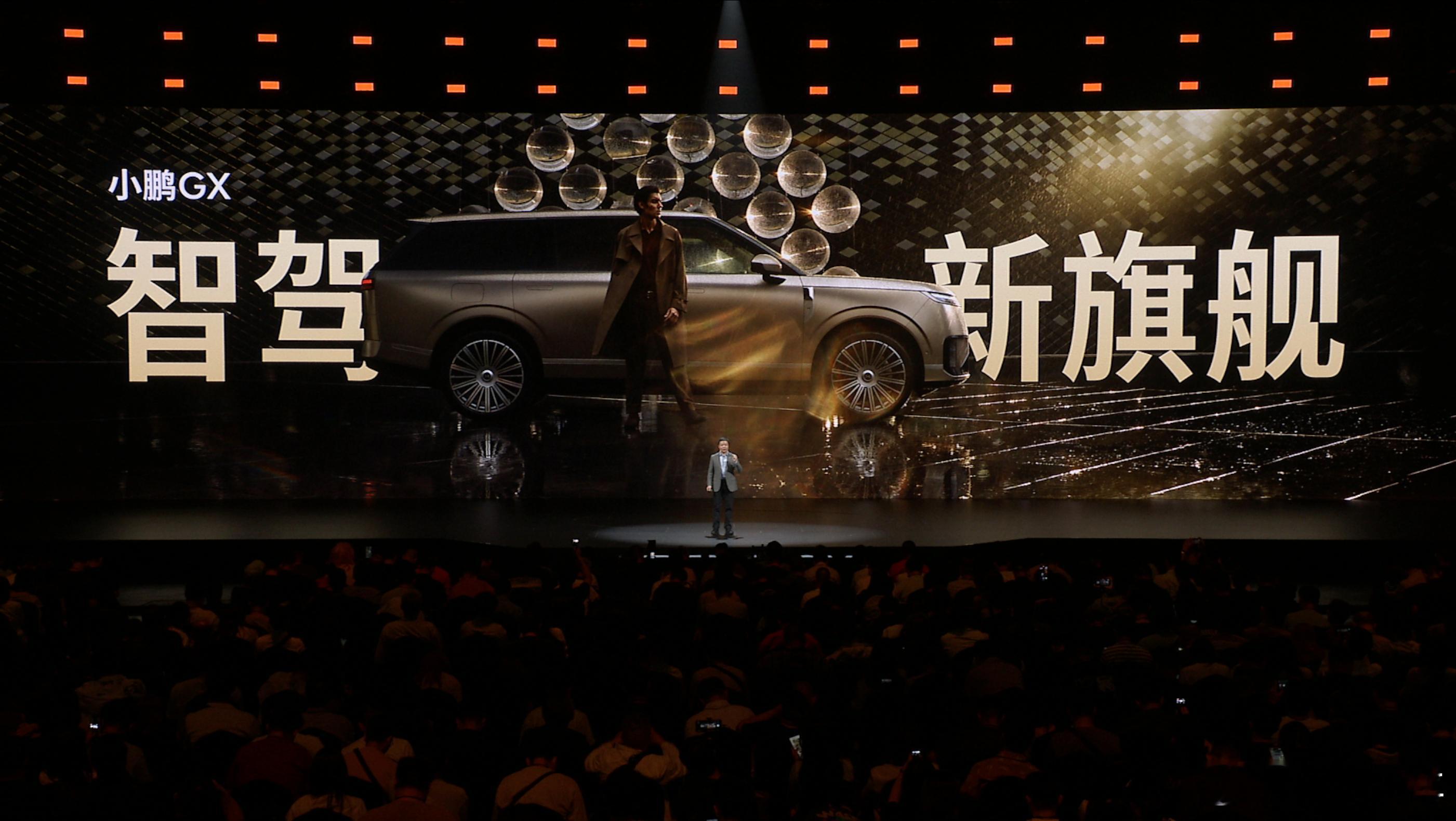 科技大成之作小鹏GX，作为中国首款前装量产的Robotaxi原型车，它完全是按L