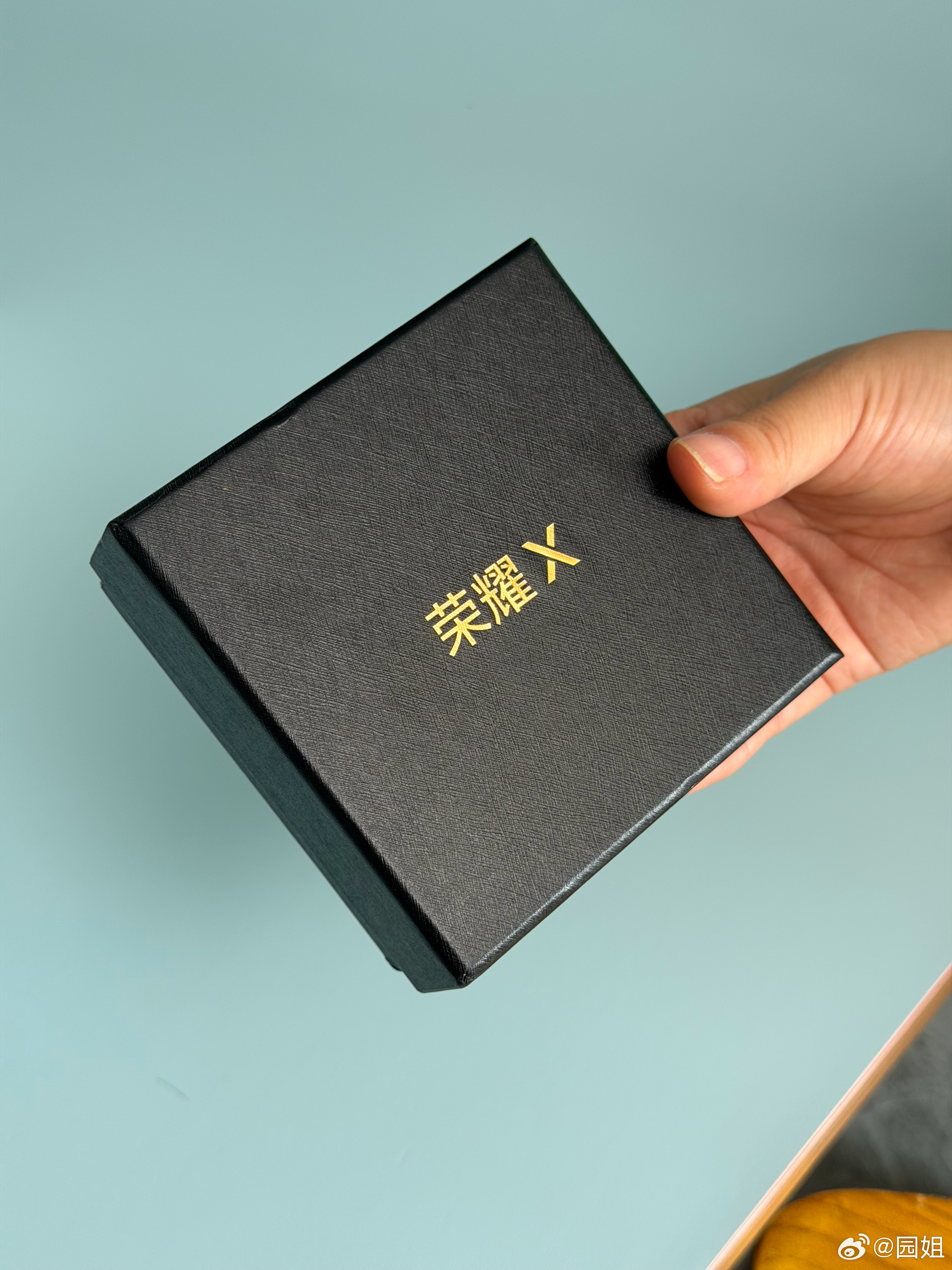 荣耀X80 Pro Max发布会邀请函到了，是一个指尖积木，还是金属的，很硬核，