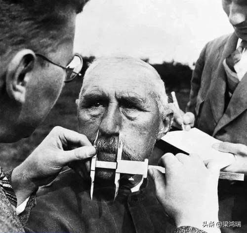 二战期间德军用游标卡尺量测鼻子确认是否是犹太人
照片中一名纳粹德军在给一位老人测