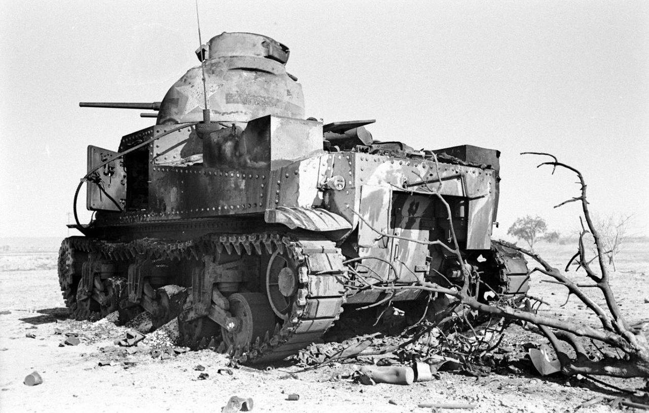 [呲牙] 这坦克看上去不行啊，薄皮大馅的——1943年，突尼斯，圣纳德站地区。一