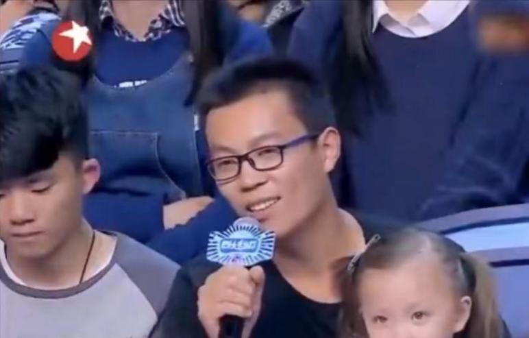 2013年，在山东的一个小村子里，一户家庭迎来了一个金发蓝眼的孩子。

孩子刚抱