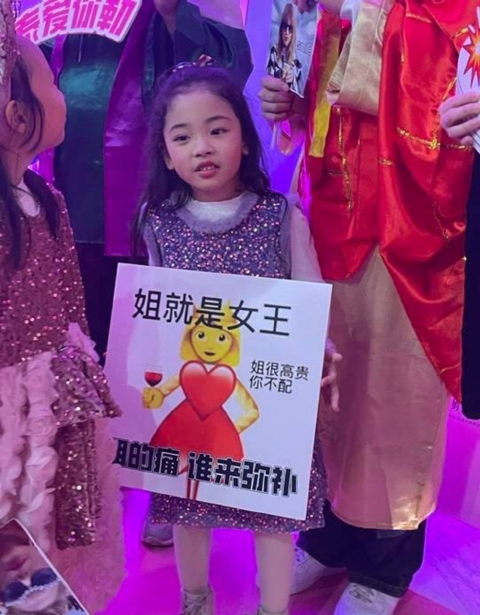 #cos的风还是吹到了霉霉大电影# 太喜欢霉霉演唱会大电影现场的氛围了[送花花]