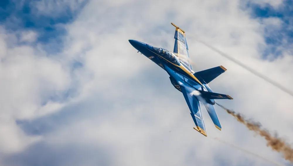 美国海军蓝天使特技飞行表演队成为美国空军的门面。
2025年11月20日，由中尉