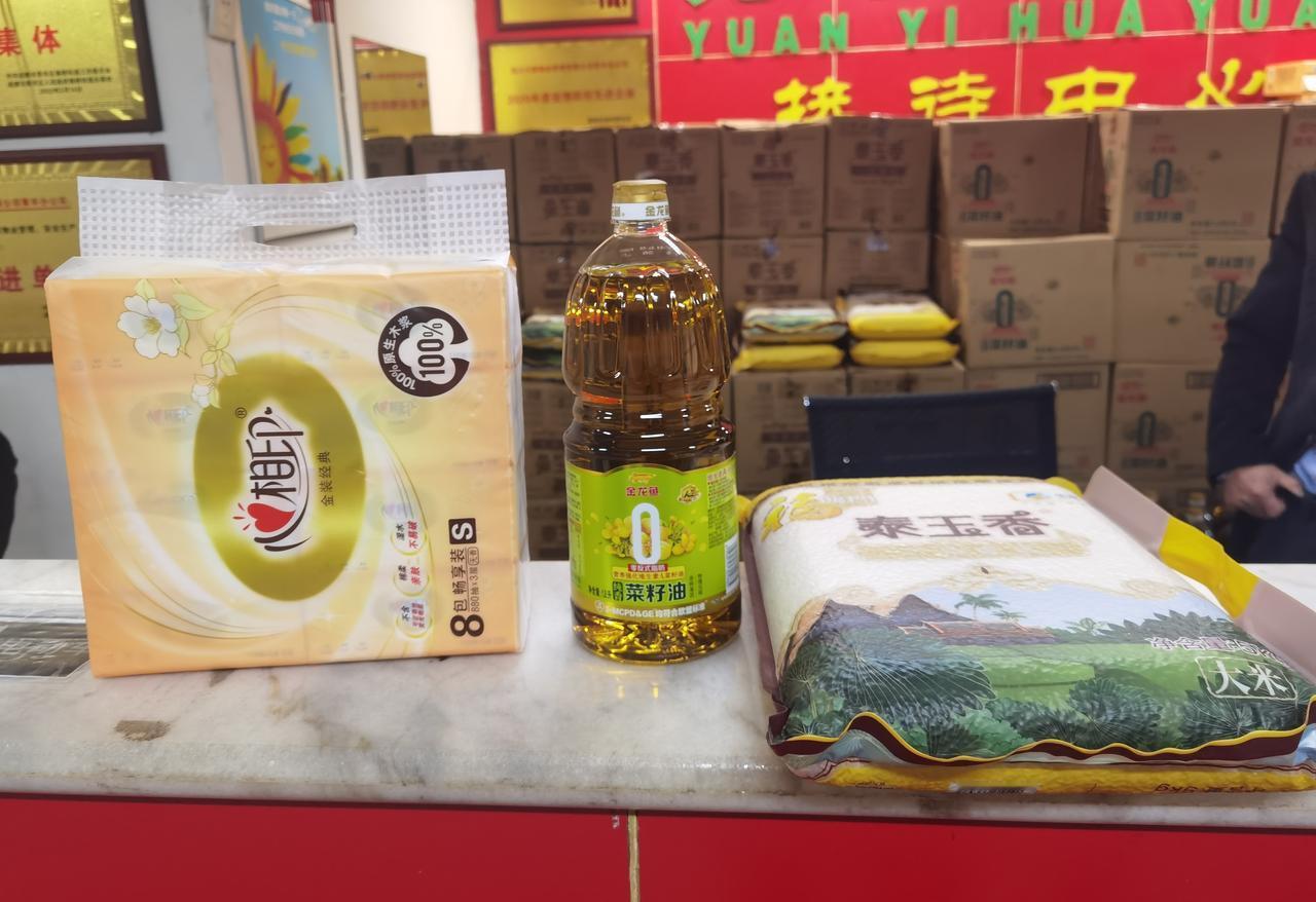 预交明年物业费就领礼品了

2025年度即将接近尾声，成都某小区物业发了通知，为