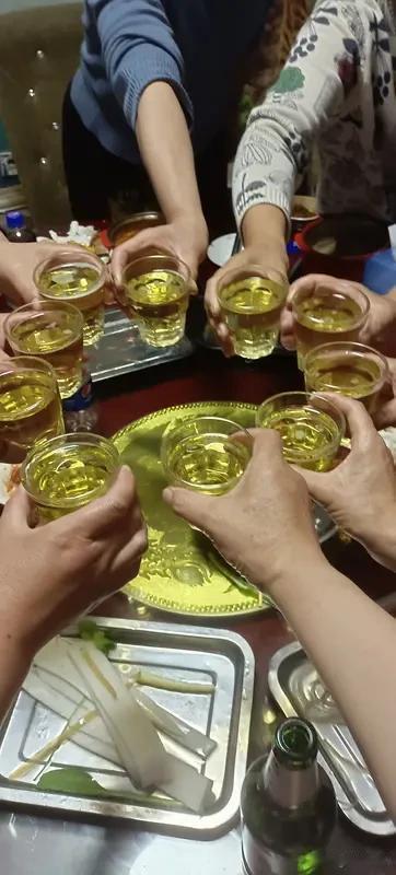 《七律(新韵)•老友重逢》
曾共官场事共忙，退身江海各萍乡。
闲时把酒遥思旧，醉
