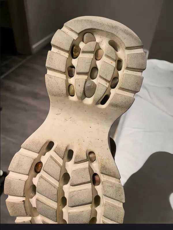这鞋底怎么设计成专业卡石头啊