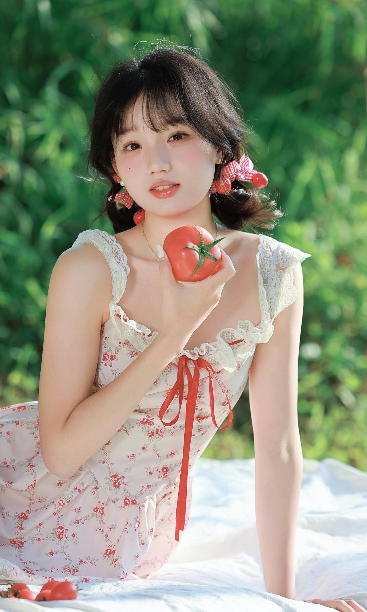 这组作品的构图形式多样，特写、中景、近景的搭配让画面组更具节奏感，同时在构图平衡