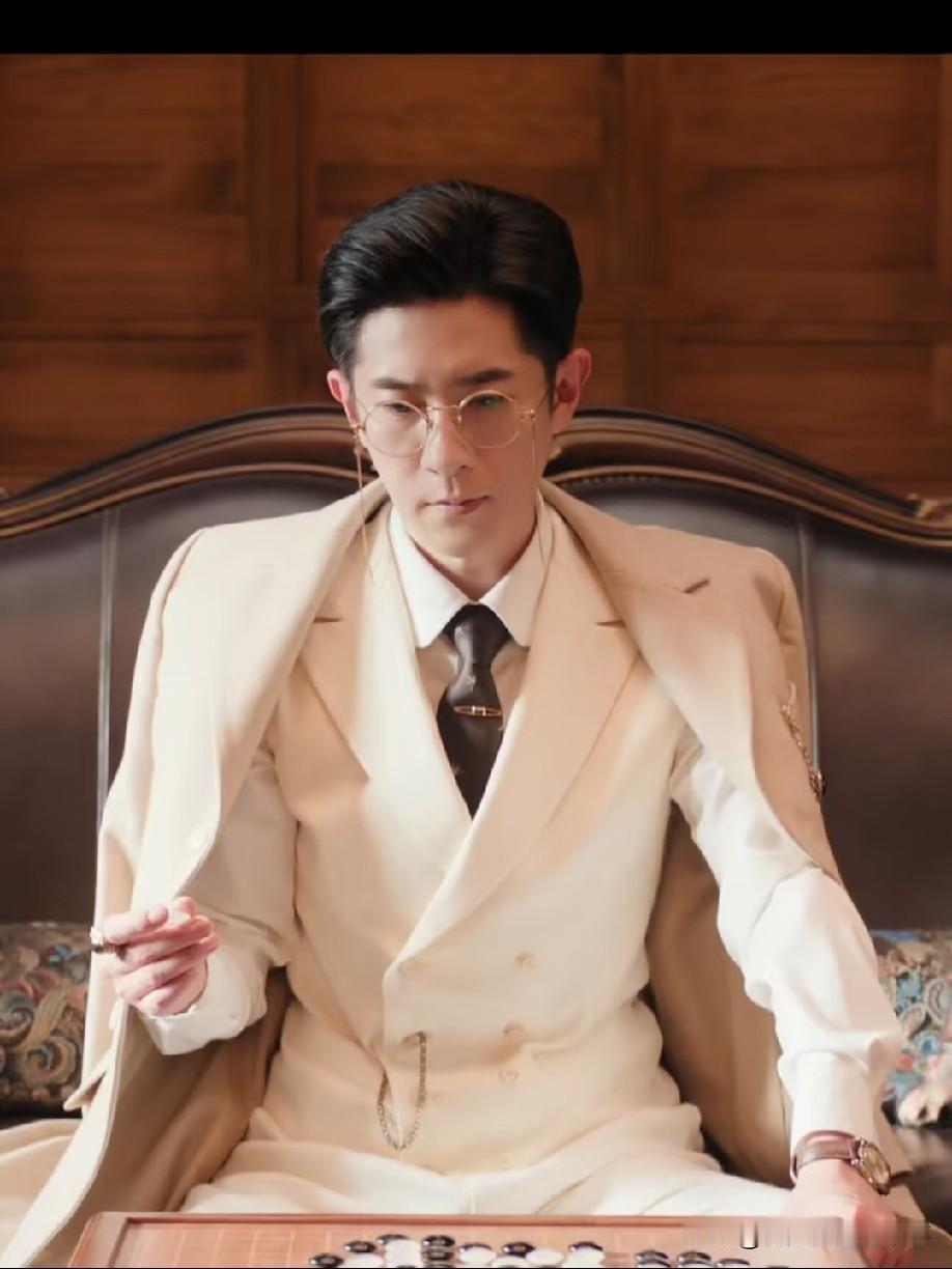 温文尔雅、气质斯文的解九爷，反差感拉满的一段过往，其实全是常年病痛重压下的身不由