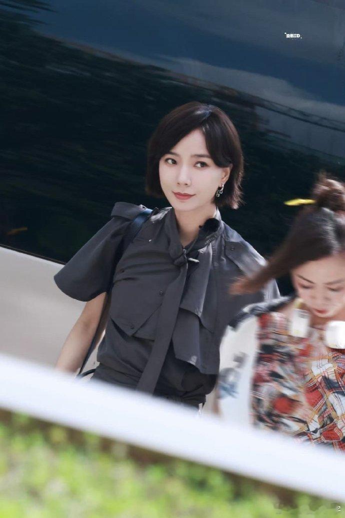 浪姐团综逛街路透来啦！王珞丹美貌与气场兼具，宛如掌管魅力的神，谁见谁心动，快来一