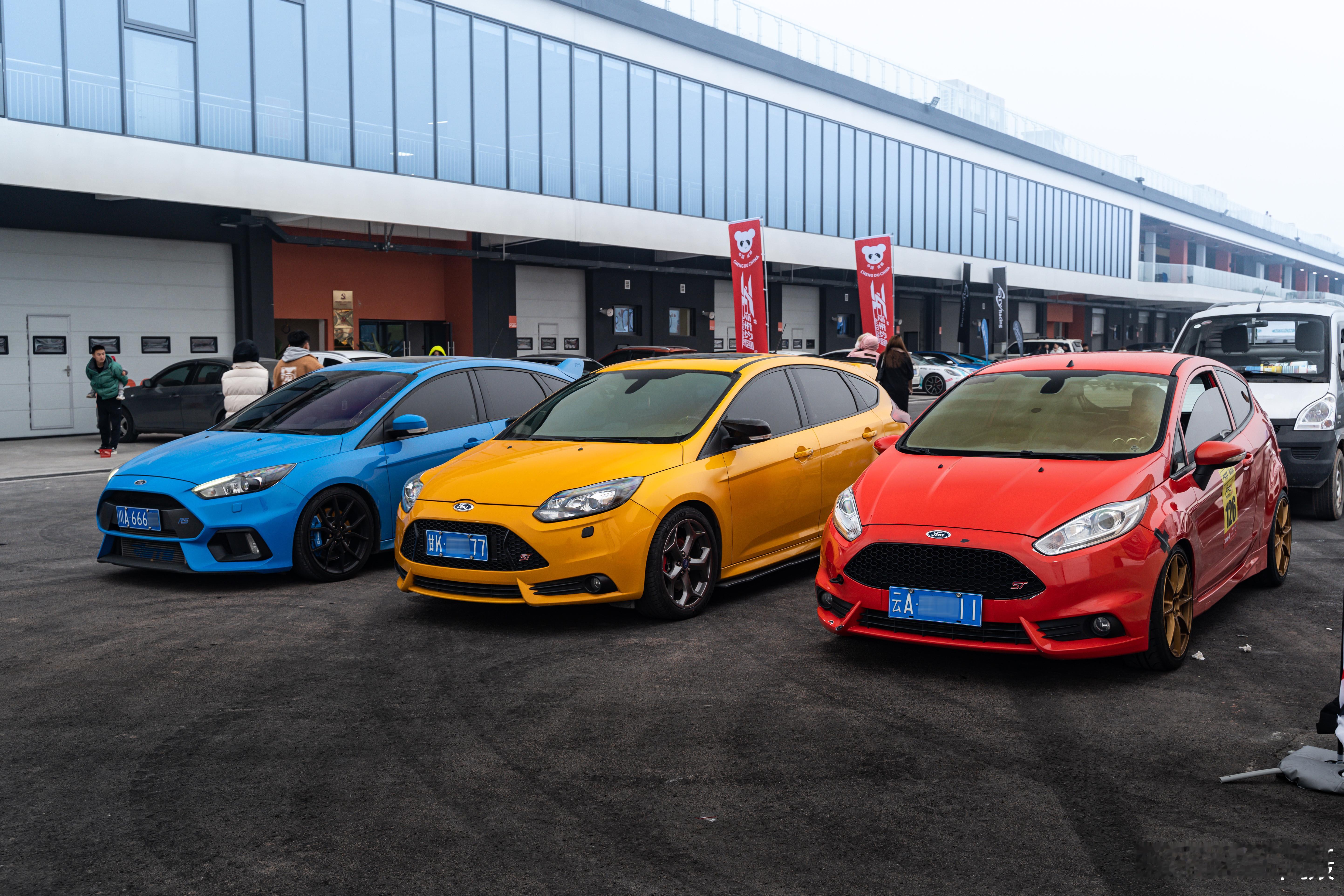 FORD FOCUS RS搭载2.3T发动机的四驱小钢炮，自开过福克斯ST之后最