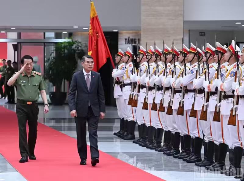 非常谦逊，梁三光敬礼并陪同黎明兴！

黎明兴出席越南2026年上半年公安工作总结