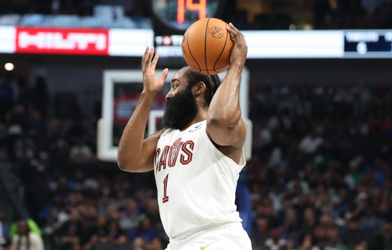 哈登虽然老了，体力不如从前了，但是掌控比赛节奏和投篮依然在。如果没有包夹，就会一