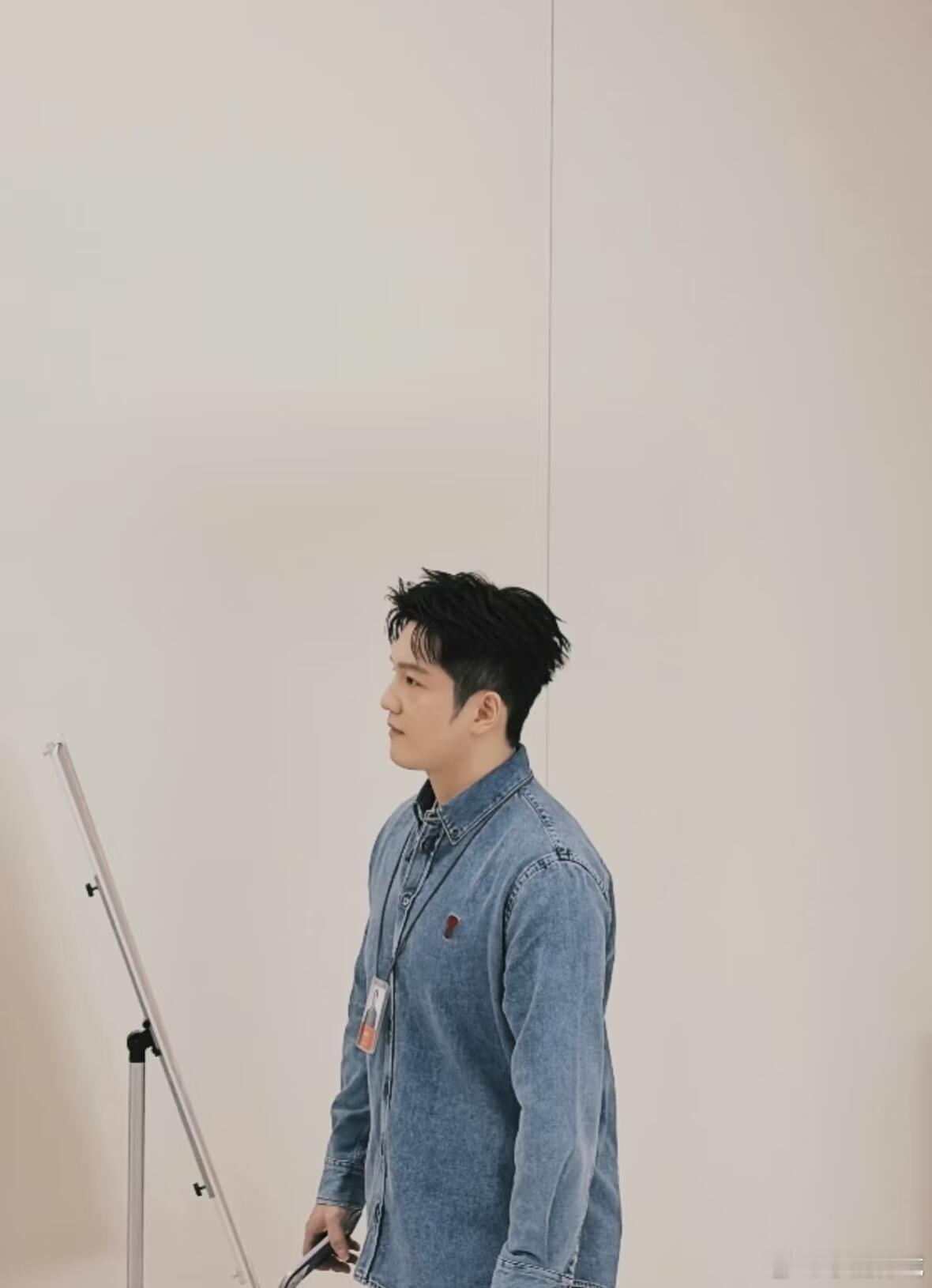 鬓角都这么完美吗长得白就算了，笑起来萌萌就算了，随便妆造一下帅炸了！！！这个鬓角