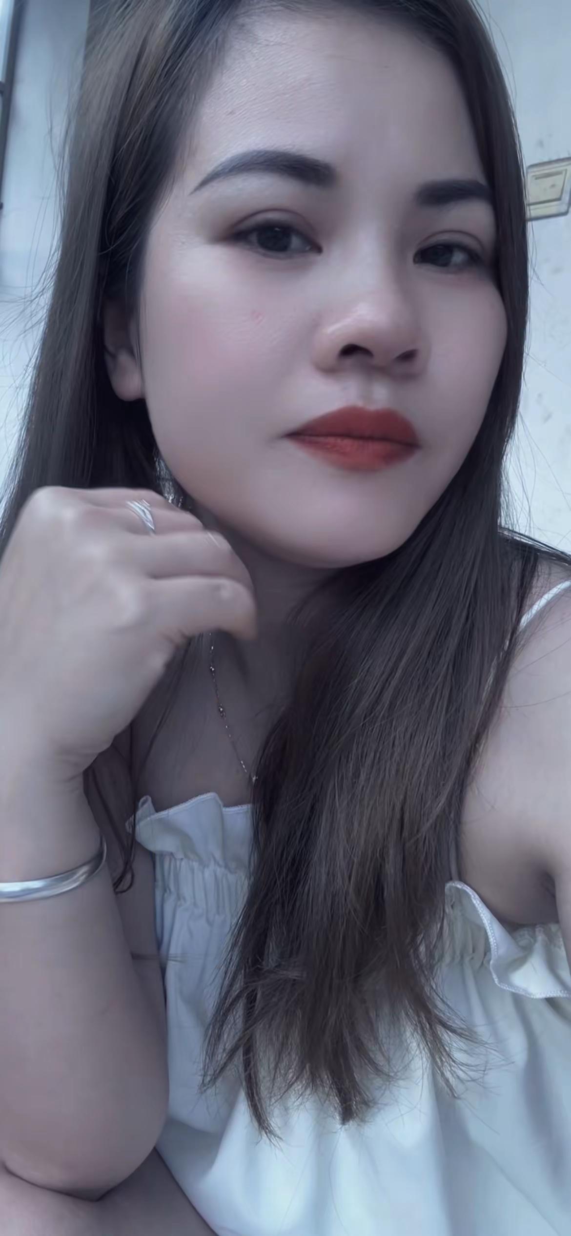 岁了不留情，时光不等人，承蒙时光不弃，终究又老一岁，不求所有的日子都泛着光，只愿