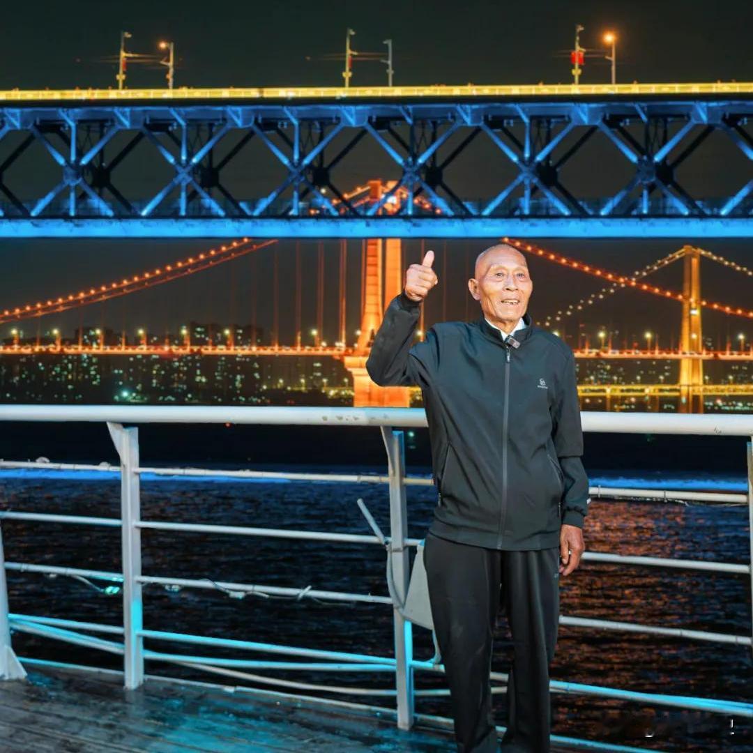 看哭了！西安，一75岁老兵瞒着家人，揣着1000多块钱，独自骑行1000多公里来