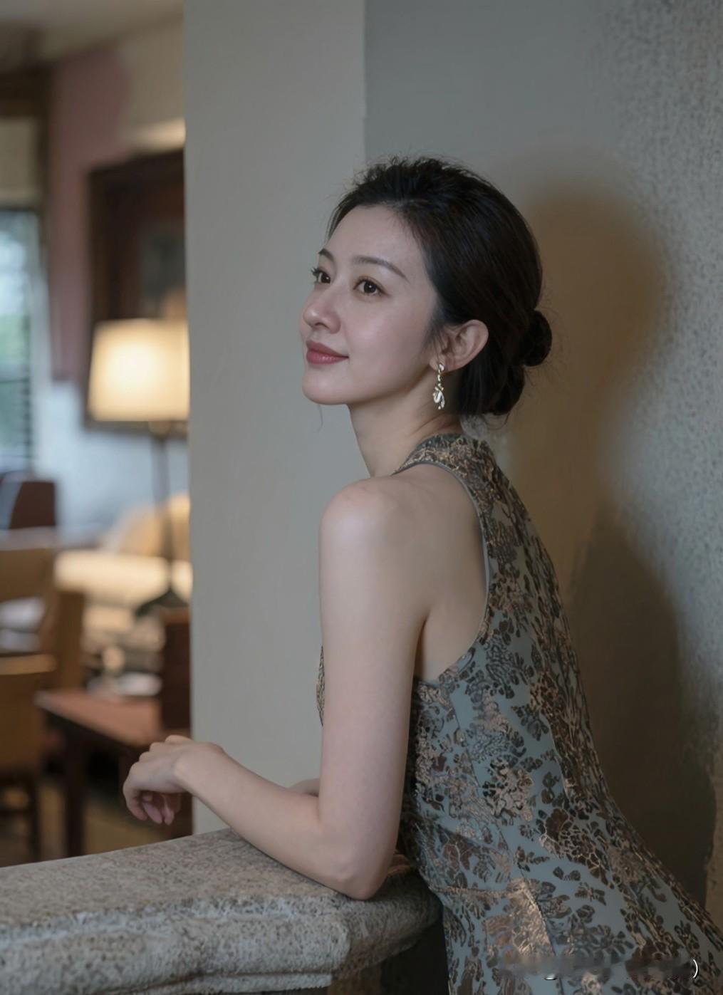 活到一定岁数就懂了，
握不住的沙，
不如坦然扬了。
不再强求不属于自己的人和事，