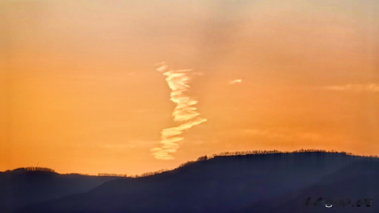 朝霞东启岭山辉
云锦铺就天地间
林鸟出巢人语阗
逐梦追光不畏艰