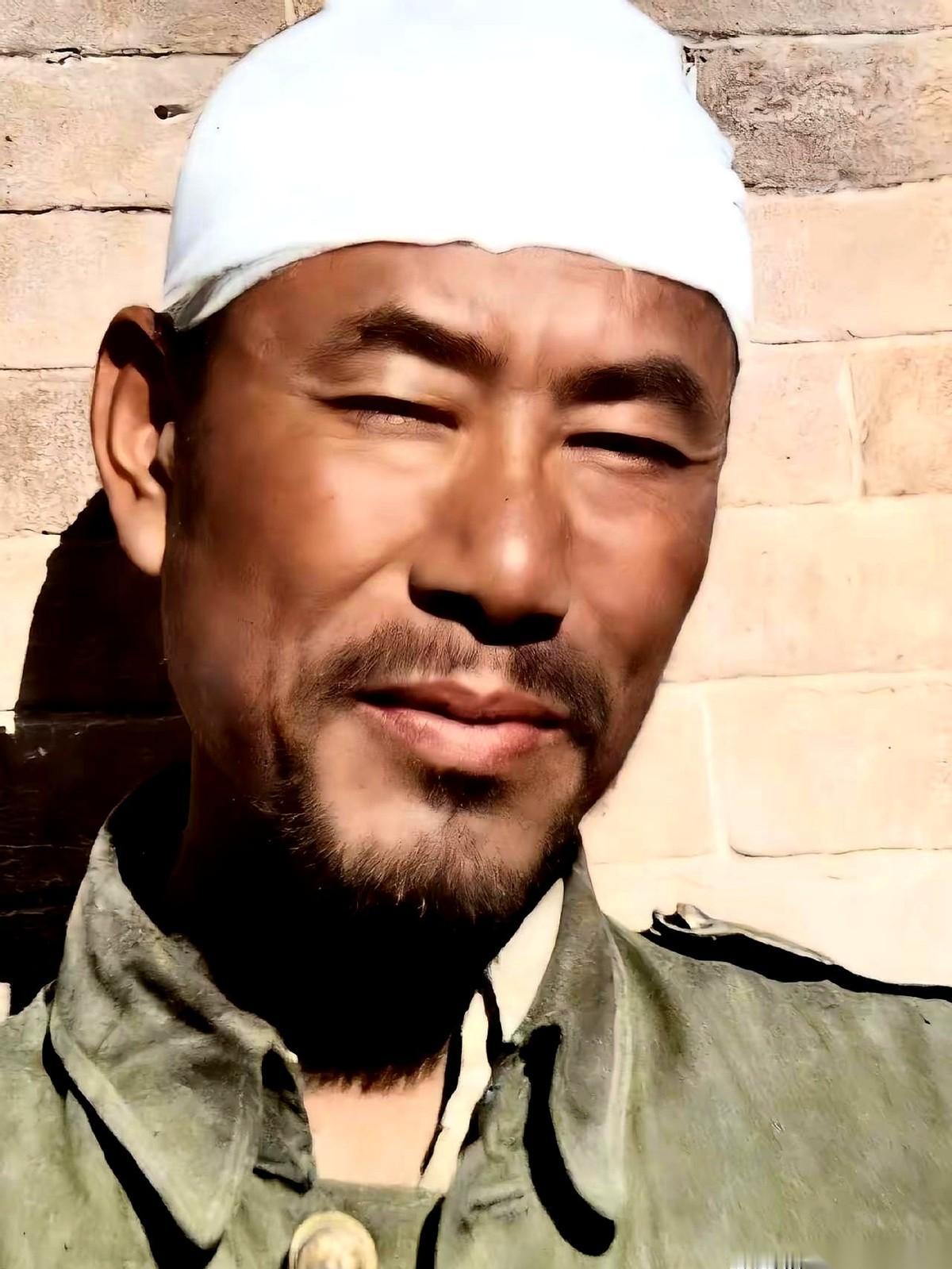 刚刷到一张老照片，1948年的，晋中。
照片上这哥们儿，叫张翼，阎锡山手下最能打