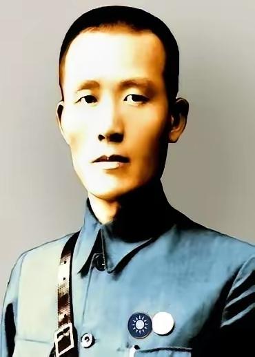 他是潜伏20年的我党王牌，却在战友牺牲后主动向国民党自首，背负了半辈子“叛徒”骂