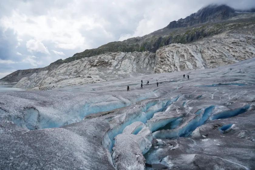 欧洲的水塔正面临崩溃。

在 2026 年夏季破纪录的热浪冲击下，阿尔卑斯山脉遭