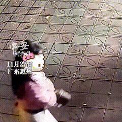 广东惠州，一对情侣逛街时，女友抱着肩膀，慢悠悠地走到一家店铺门口。她看了一眼盛开