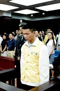 2004年3月15日晚的三亚，当蓬头垢面的马加爵被按倒在地时，没有挣扎，没有辩白