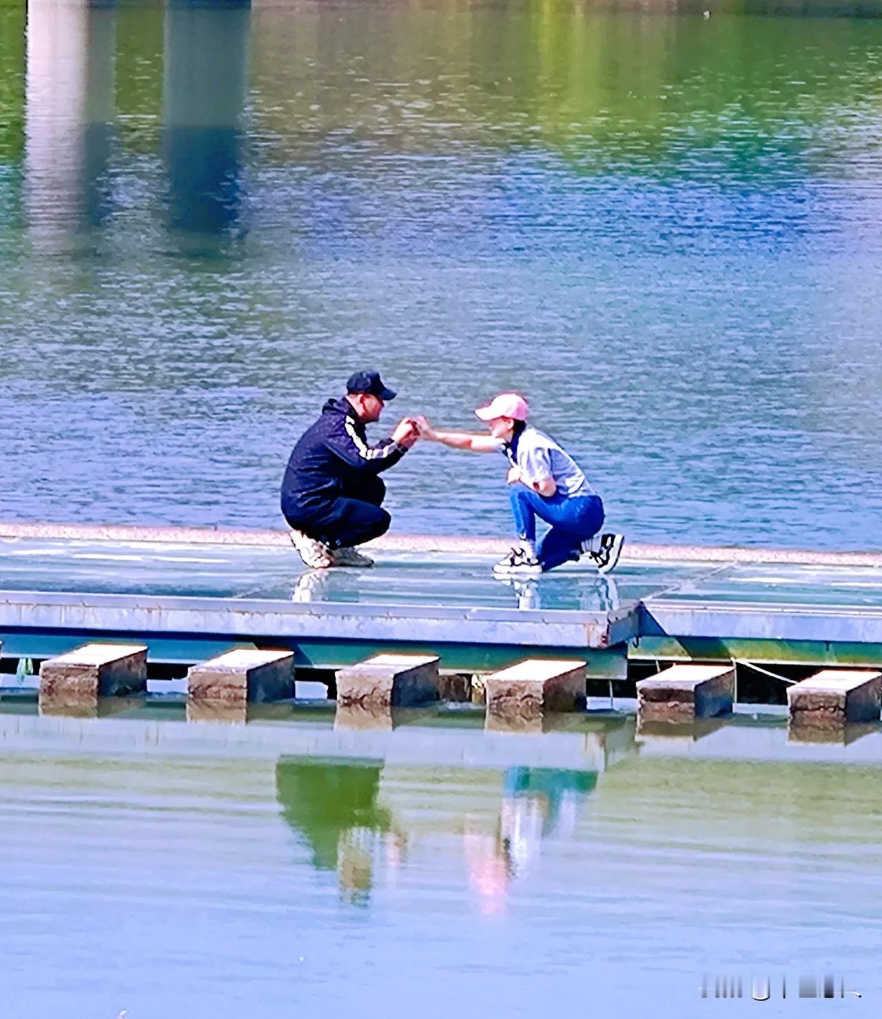 你侬我侬手把手
卿卿我我天下走
爱在镜头下 美好瞬间＃ 形影不离摄影 有感而发的