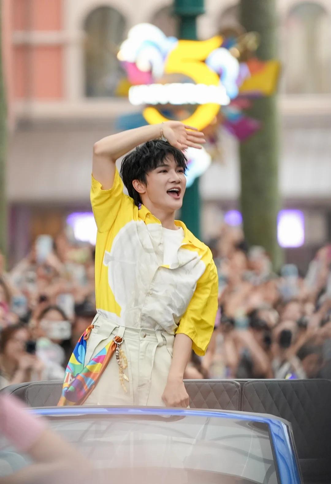 周深🎤环球影城巡游领航2026.8.2
周深 周深环球影城