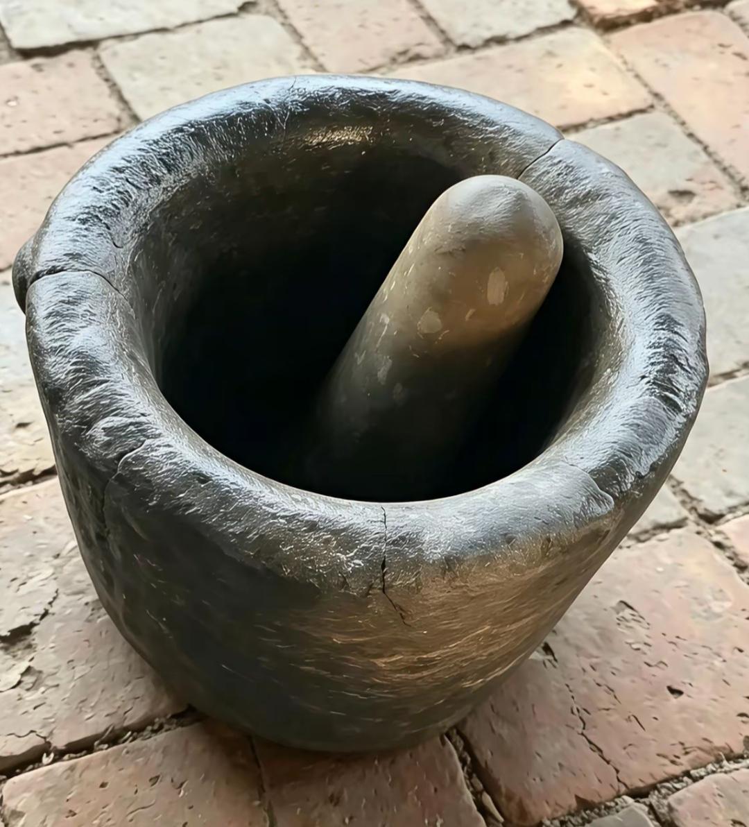一个石碗🥣杵静静地放在地上。这个东西中药房的好像有。是干什么用的呢？[作揖][