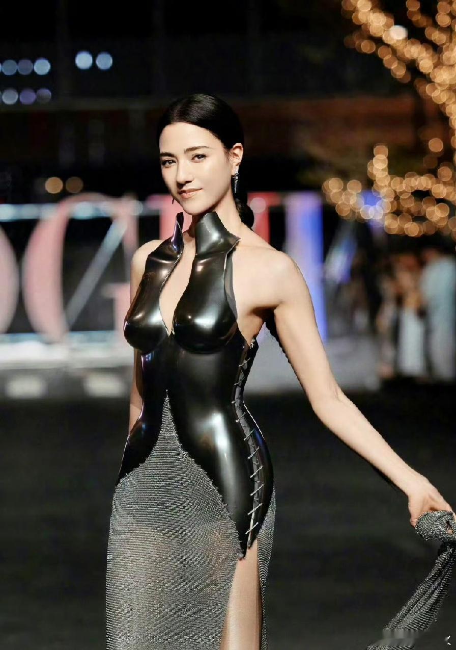 不知道大家发现没有 娜然跟那些嫁入豪门的女生好像不太一样 不是说她家世有钱，而是