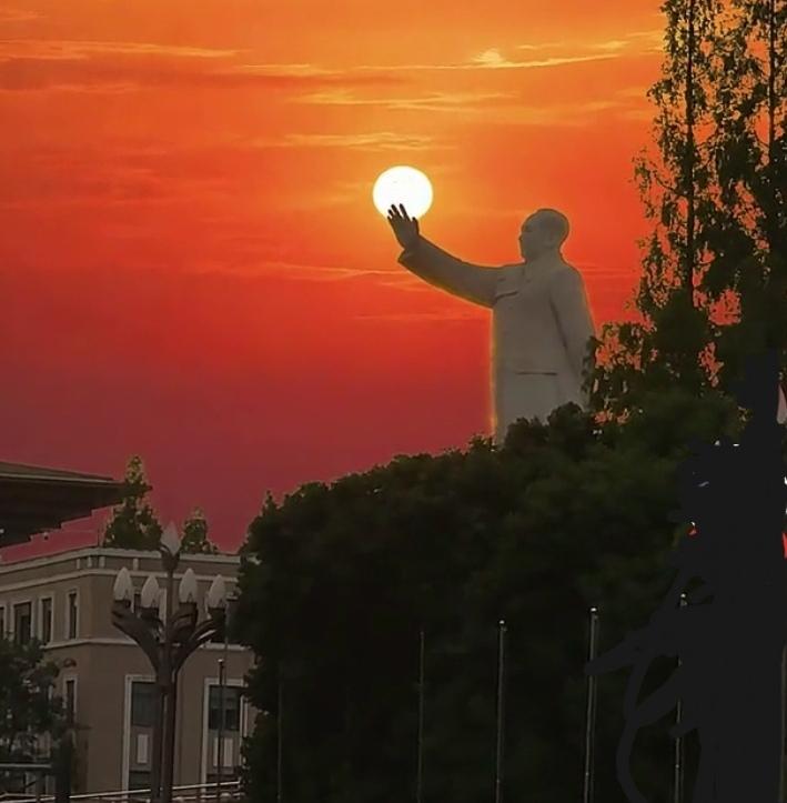 红日升东方，大道满霞光。清晨，一网友拍到“毛主席”手握太阳画面，令人震撼和惊喜…
