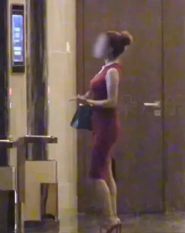 包贝尔深夜与一名女子同框的画面在网上传开后，短短几小时就刷爆了各大娱乐板块，相关