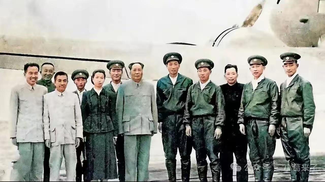 经典老照片刷屏！教员和蔼慈祥，众人神采奕奕，能认出一半才算真情怀
 
一张珍贵老
