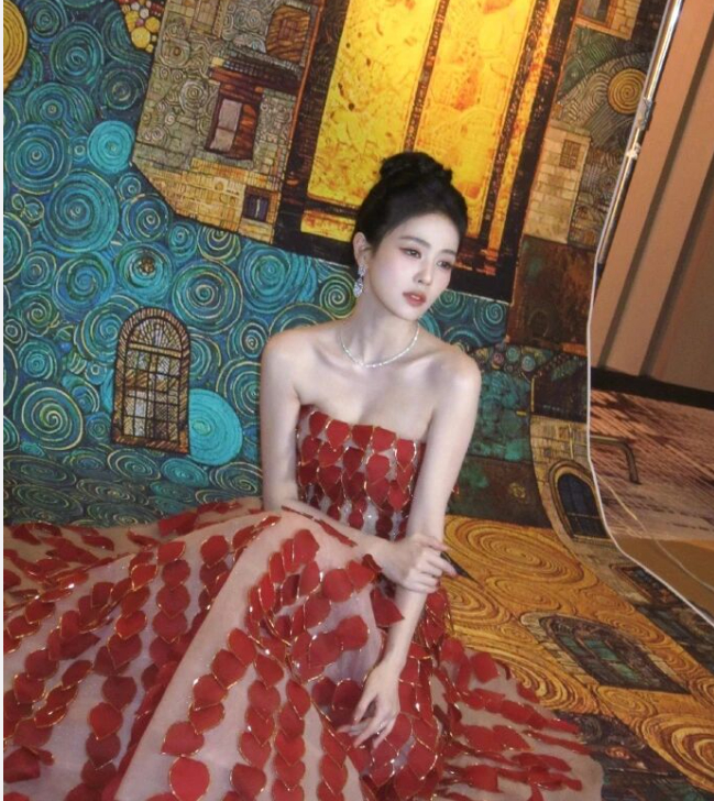 白鹿整套造型和背景里克里姆特风格的鎏金油画完美呼应，浓烈的酒红色在暖光环境里自带