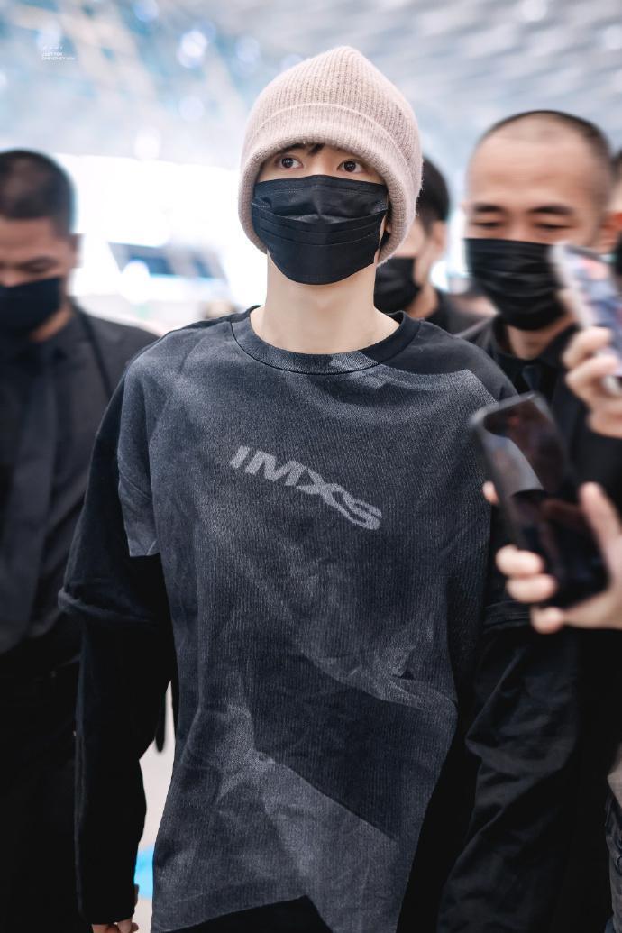 陈哲远针织帽look 陈哲远机场路透，针织帽look好男大，一切顺利！ 