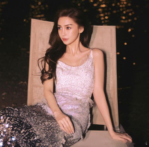 Angelababy36岁生日照   杨颖和杨幂谢娜一样，好像热搜包年一样，什么