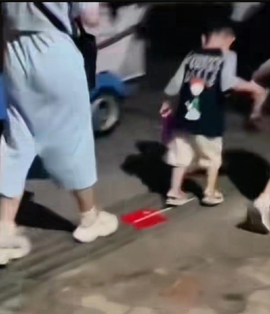 国庆节一妈妈故意带着孩子踩国旗，孩子看到踩，回过头来再踩几次，可悲啊
录像在，公