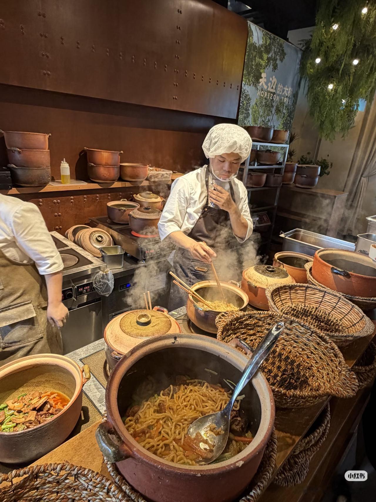 贾国龙败就败在，太冒进了。
去年开的上海最大焖面店，开业5个月也关了。

这家店
