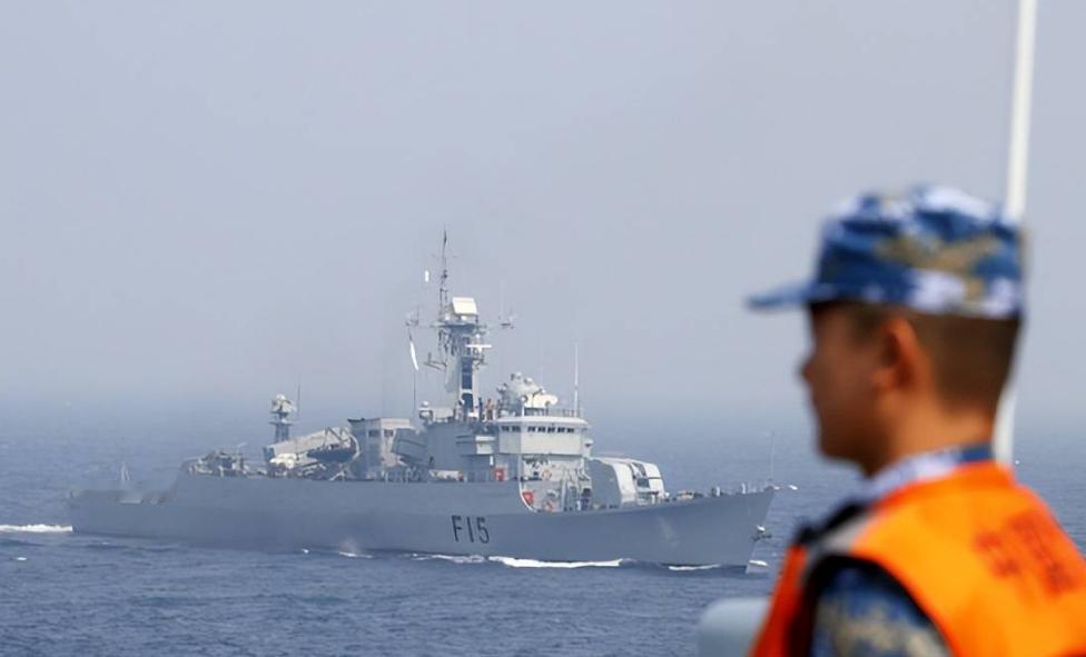 7月12日，国际舆论场上出现了一场刻意针对中国的闹剧。以美国、日本、菲律宾为首，