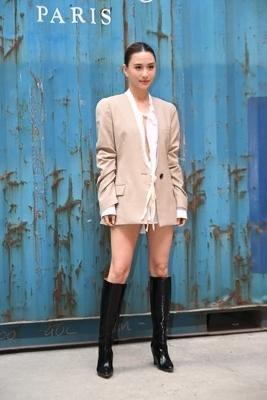 何超莲春季穿搭，酷飒有型，展现独特时尚态度，一眼看去就很喜欢！真的，非常喜欢这种