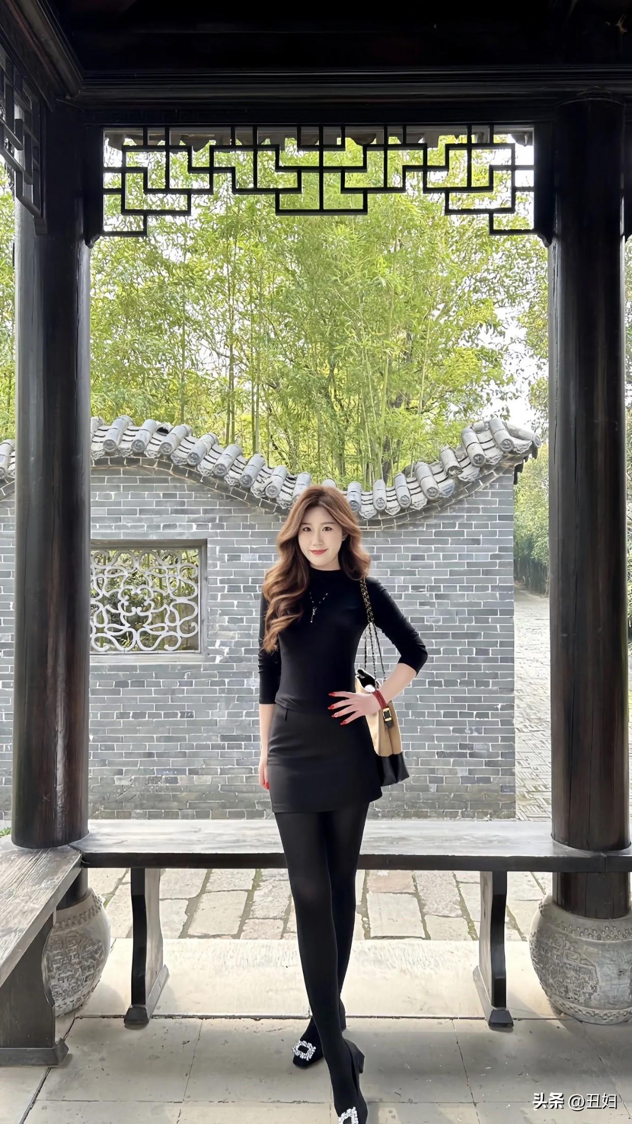 晒一张外出游玩照竹影婆娑，美人倚栏。